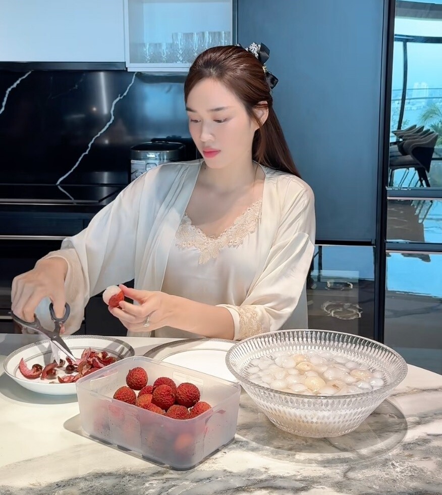 Đỗ Thị Hà trổ tài nữ công gia chánh.