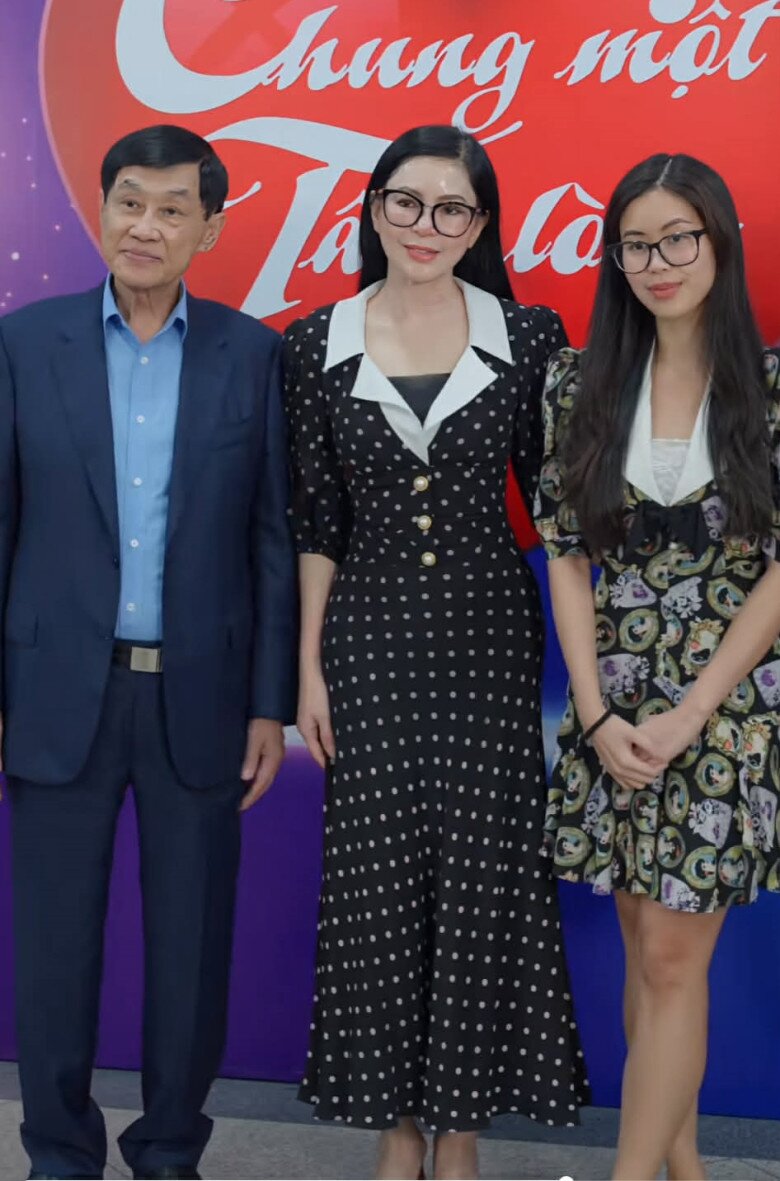 Tiên Nguyễn cùng bố mẹ đã quyên góp 4 tỷ đồng để giúp đỡ hoàn cảnh khó khăn (Nguồn ảnh: Tấn Tài)