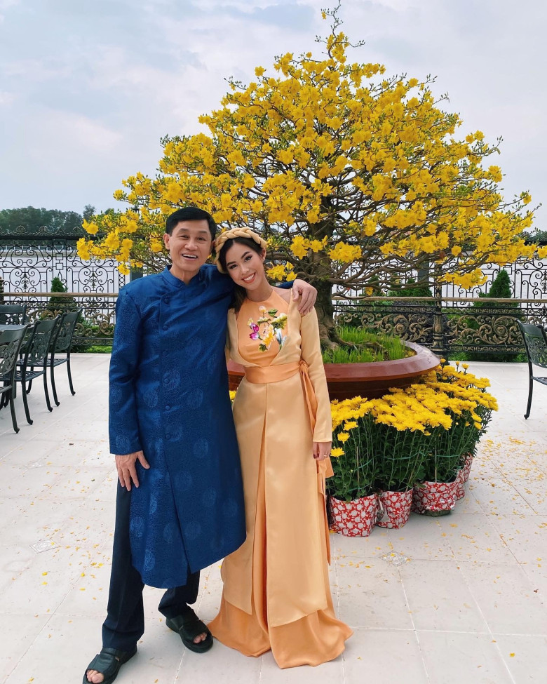 Cô được người bố là doanh nhân Johnathan Hạnh Nguyễn yêu thương cưng chiều hết mực.