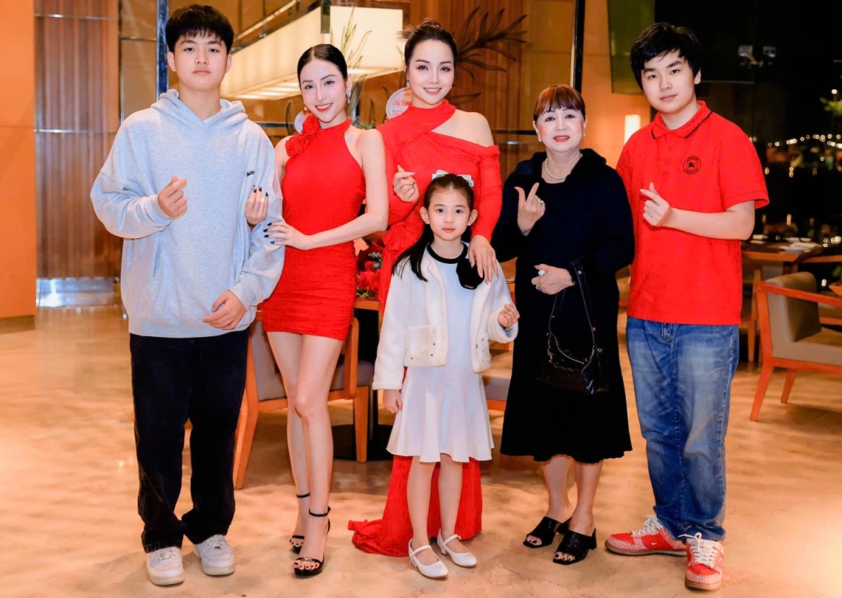 Mai Hồ chụp ảnh cùng chị họ Mai Thu Huyền (thứ 3 từ trái sang).