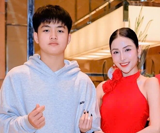 Mai Hồ đứng cạnh con trai học lớp 9 đã cao 1m74.