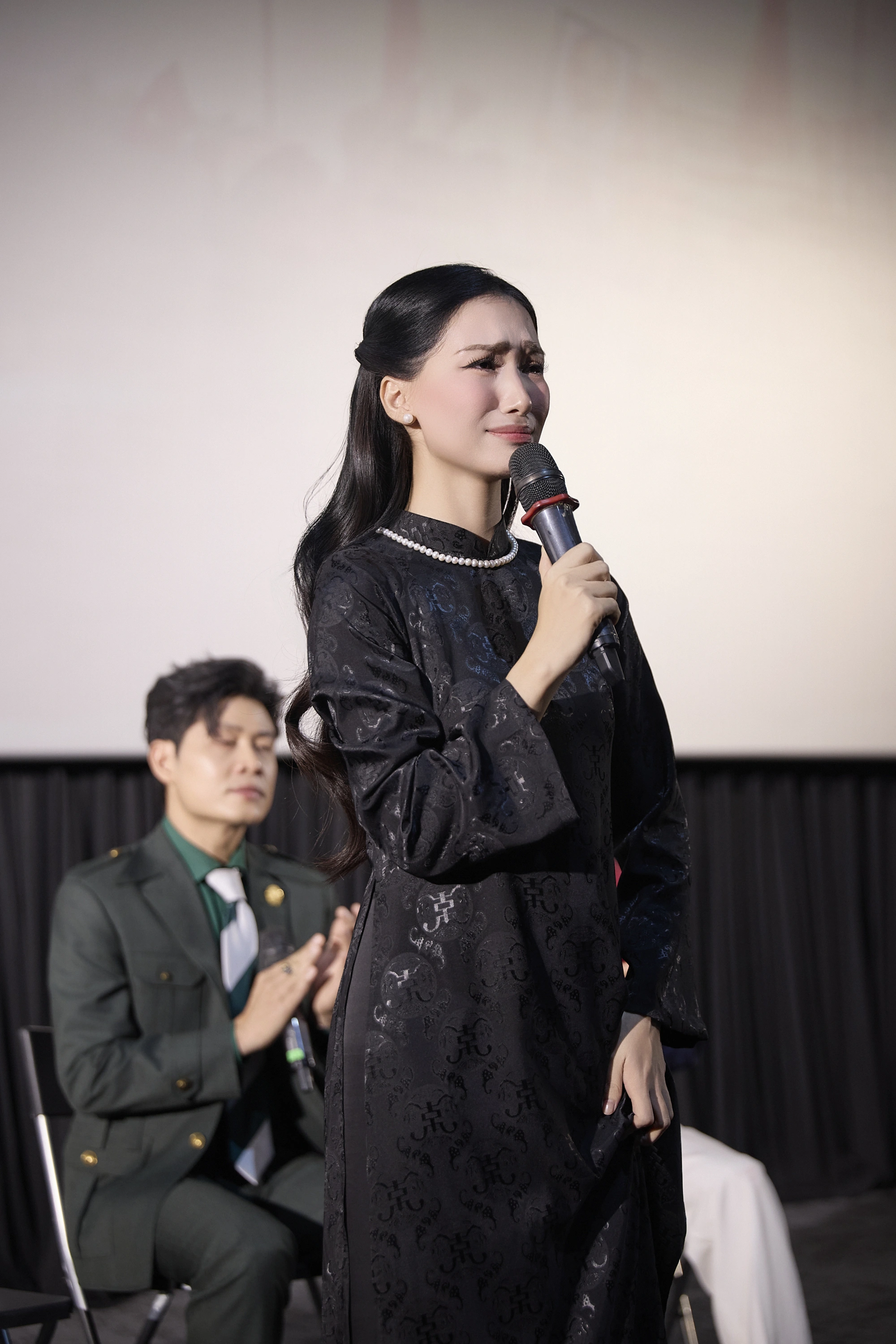 Nữ ca sĩ bật khóc chia sẻ về ông nội - một thiếu tá quân đội.