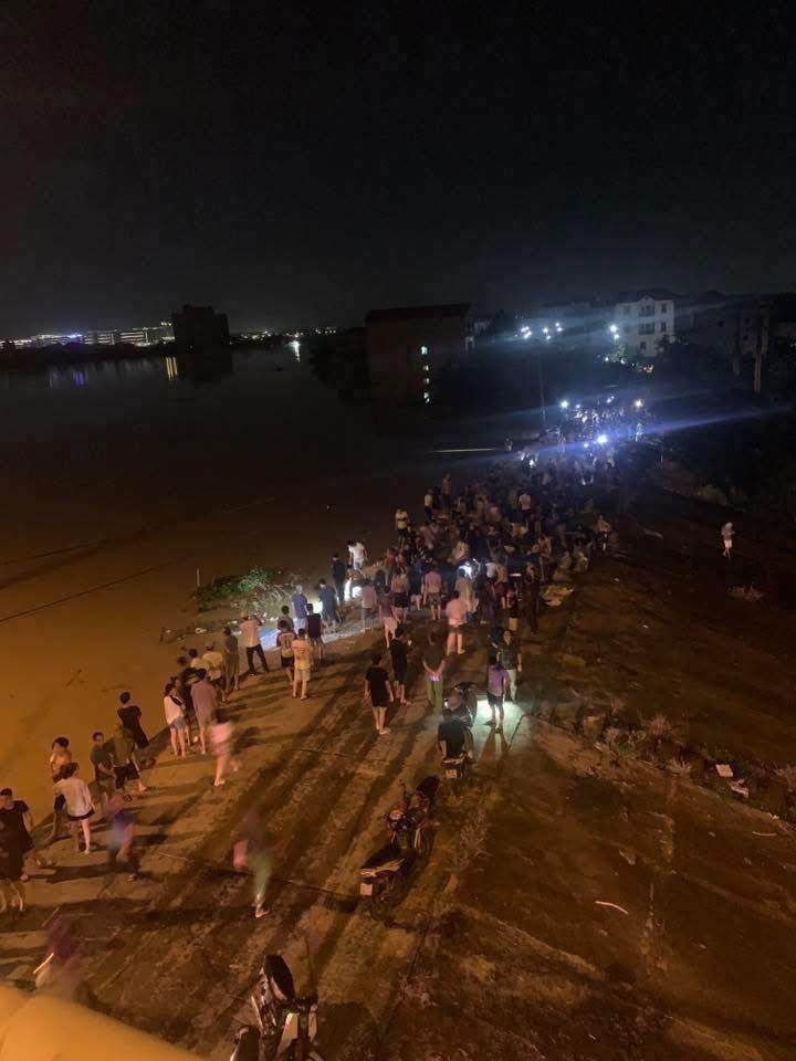 Người dân và lực lượng chức năng túc trực canh đê tại Bắc Ninh (Bắc Giang cũ).