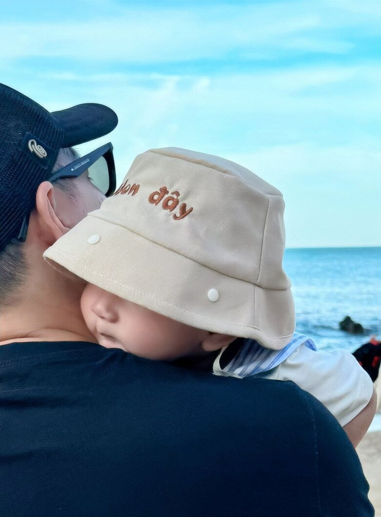 Ông xã của Hương Giang đưa con trai đi du lịch biển.