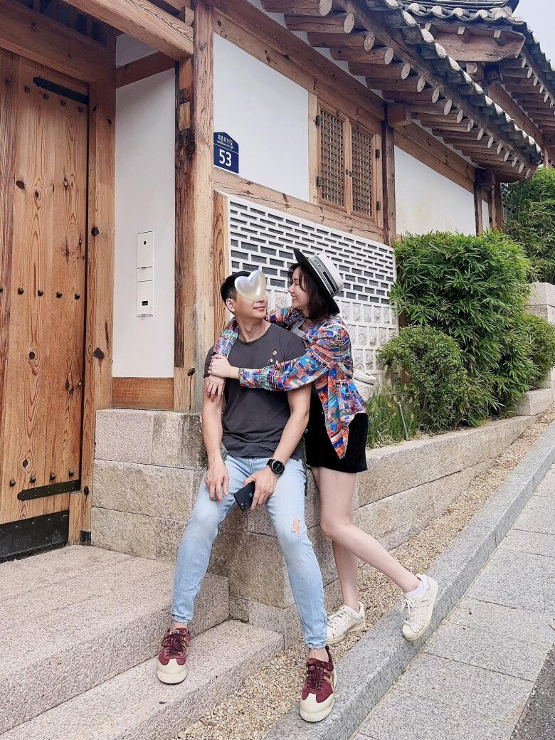 Chồng doanh nhân rất cưng chiều vợ, thường đưa Hương Giang đi du lịch.