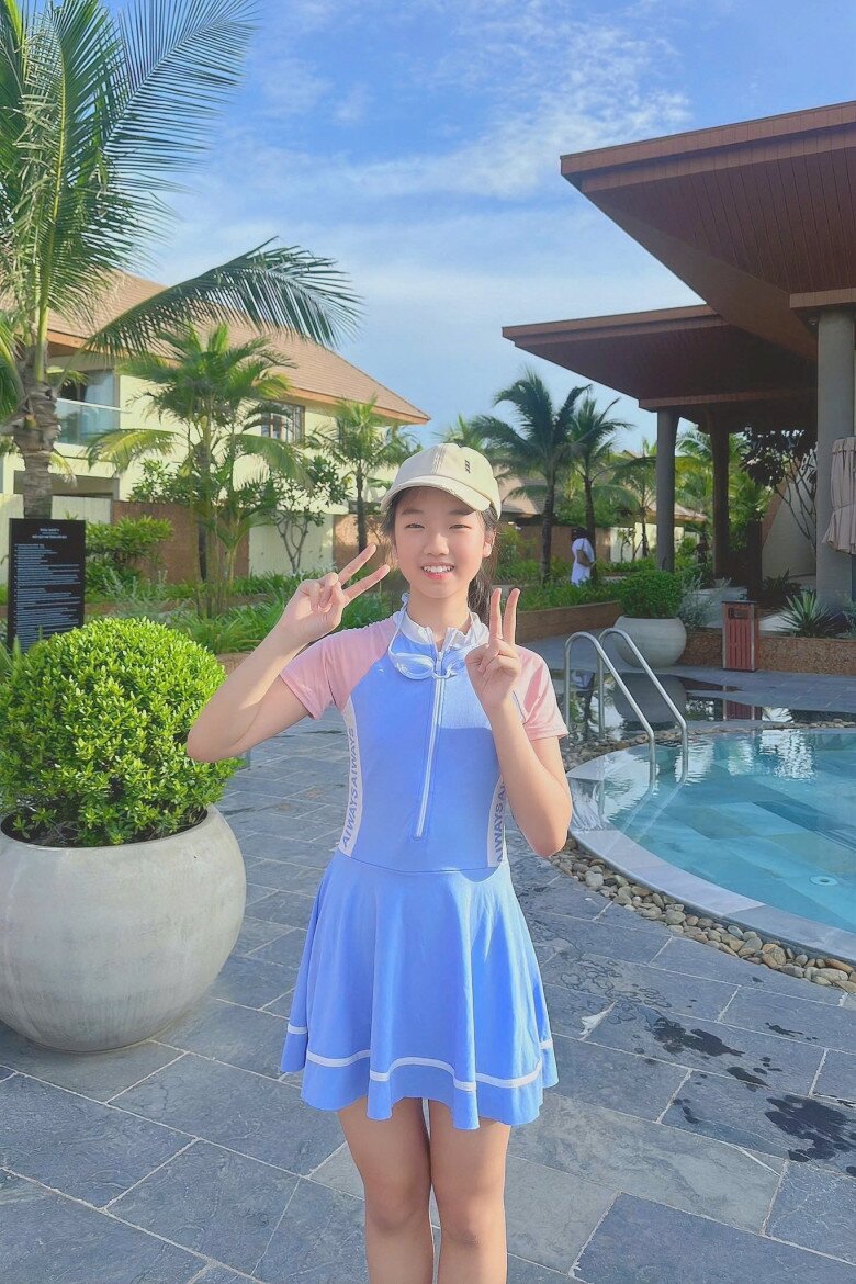 Cô bé càng lớn càng xinh đẹp, thừa hưởng đôi chân dài giống mẹ.