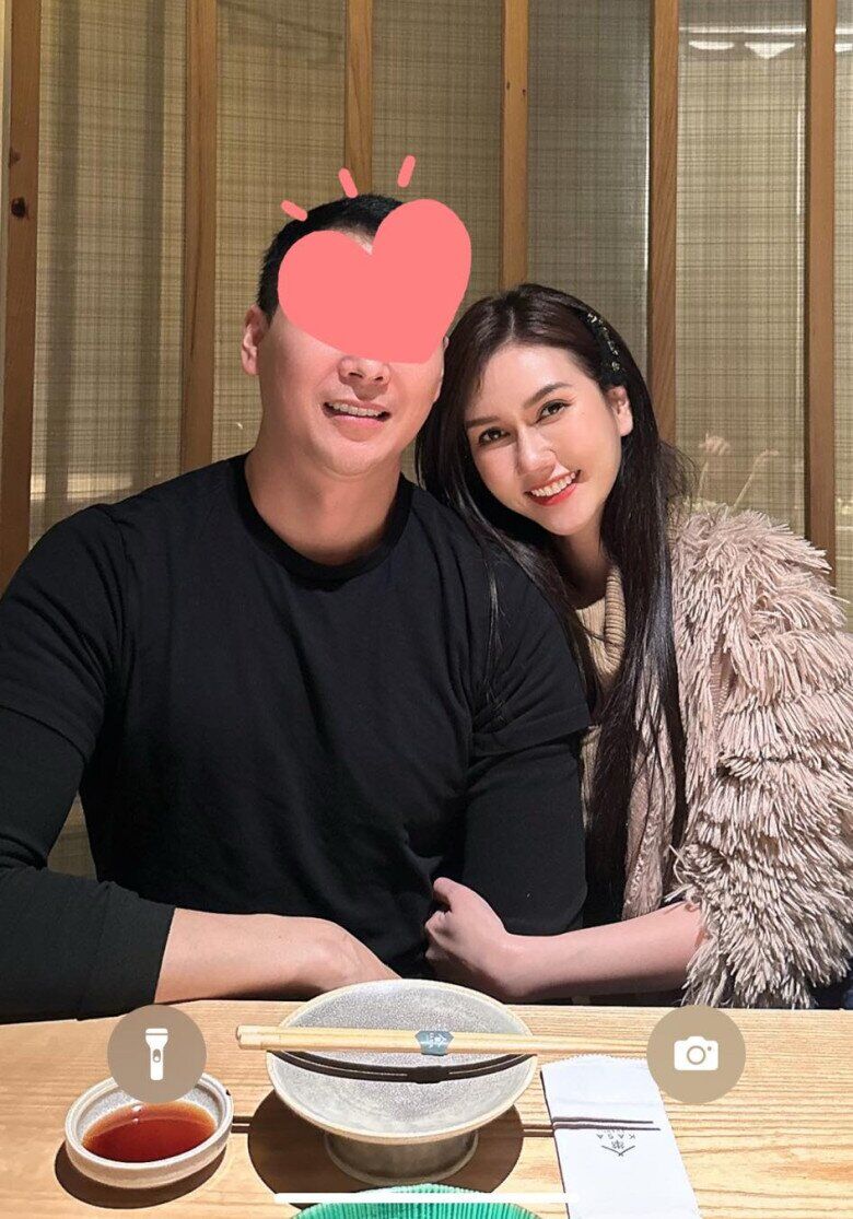 Cô thường dùng icon để che mặt ông xã khi đăng ảnh trên mạng xã hội.