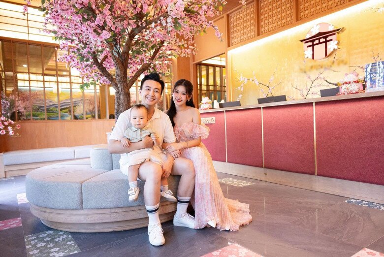 2 vợ chồng được khen xứng đôi, thường xuyên cùng nhau đi du lịch sang chảnh.