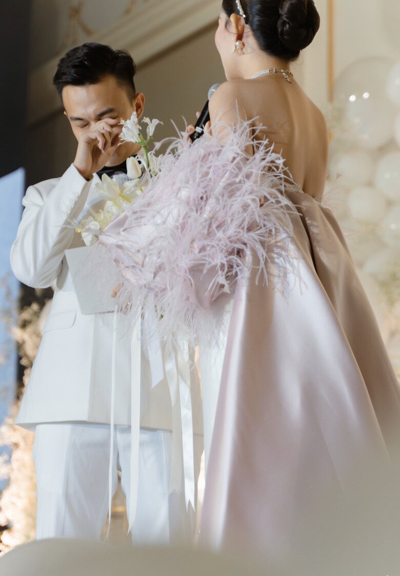 Phan Tô Ny rơi nước mắt vì xúc động trong đám cưới.