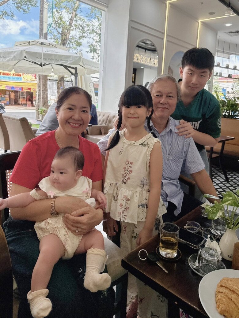 Cà Pháo rất thân thiết với ông ngoại, đi đâu cũng ngồi cạnh.