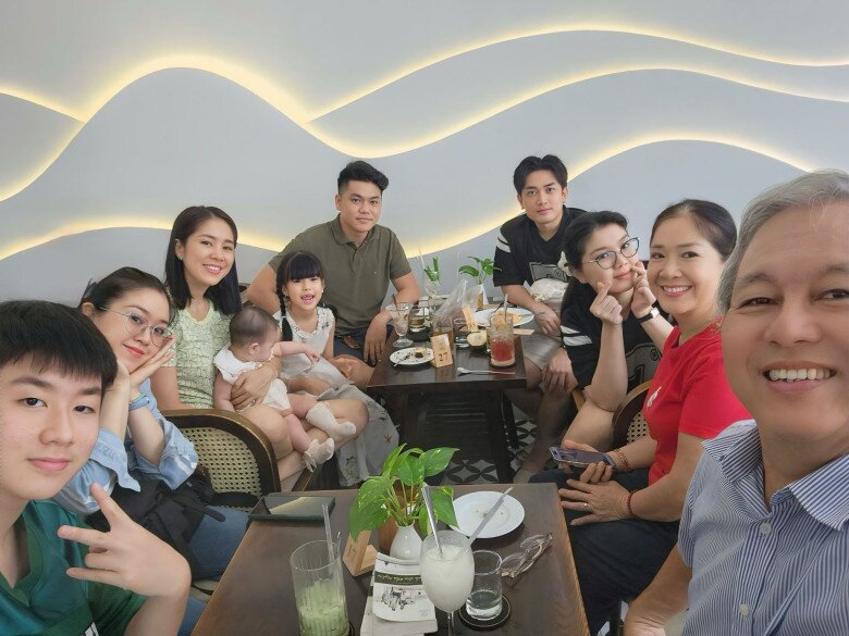 Cư dân mạng nhận xét gia đình Lê Phương đẹp đều, ai cũng có ngoại hình sáng.