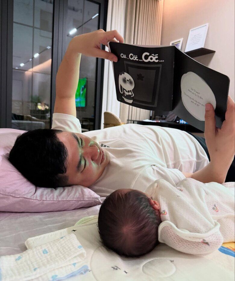 Ông xã Mai Ngọc dịu dàng dạy quý tử học bài.