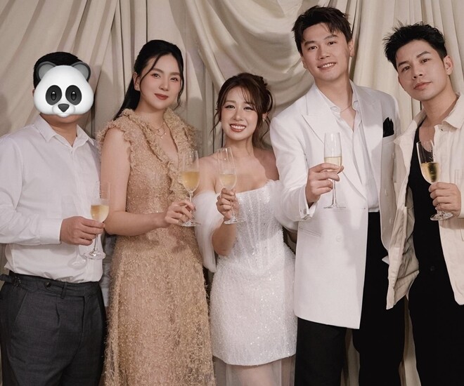 Mai Ngọc được ông xã tháp tùng khi đi dự tiệc cùng bạn bè. 