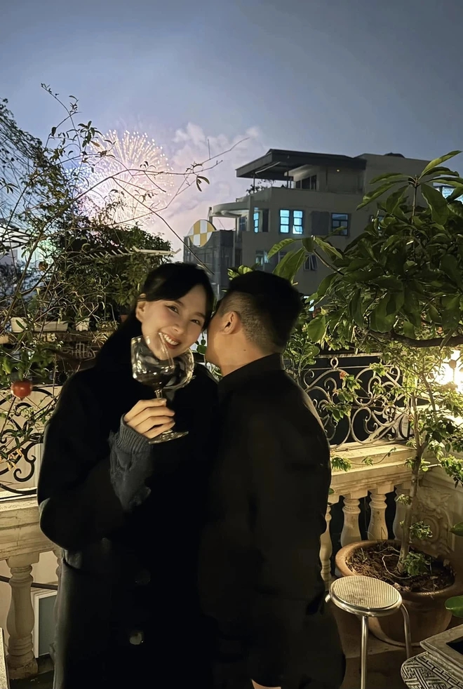 Sau khi kết hôn 1 năm, cô vẫn hiếm khi để lộ rõ mặt ông xã trên mạng xã hội.