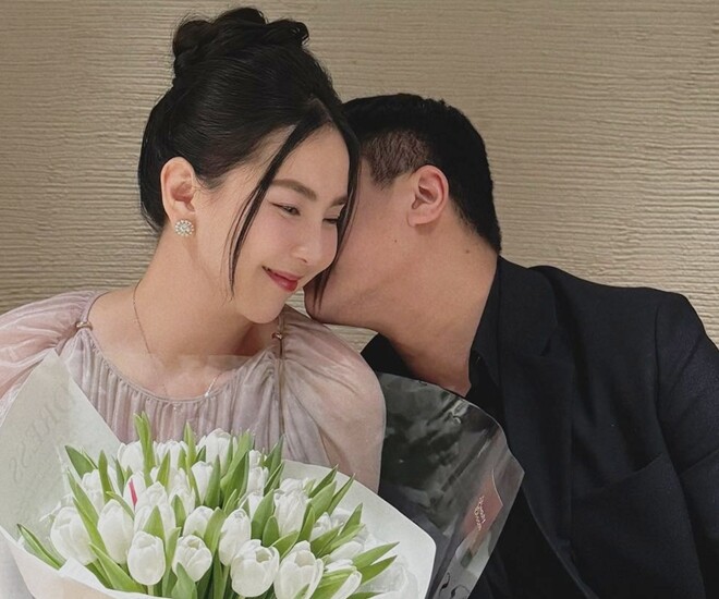 Mai Ngọc tình tứ bên ông xã nhân dịp kỷ niệm 1 năm ngày cưới. 