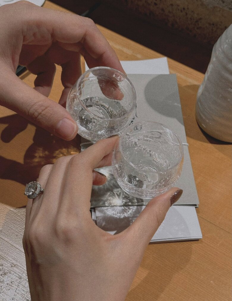 Cặp đôi chia sẻ những khoảnh khắc ngọt ngào, lãng mạn bên nhau.