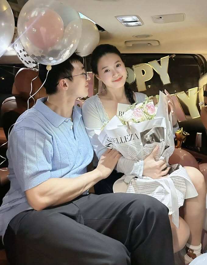 Thiếu gia ngành nhựa luôn có ánh nhìn đắm đuối dành cho Midu.