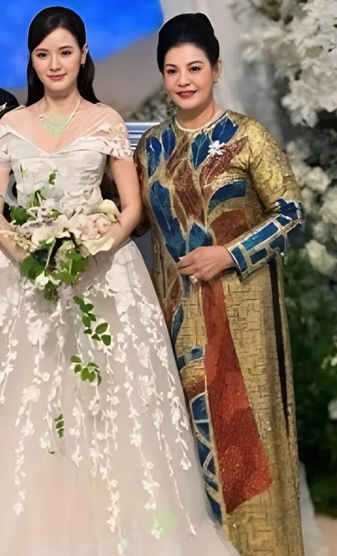 Mẹ của Minh Đạt sở hữu nét đẹp quý phái, sang trọng.