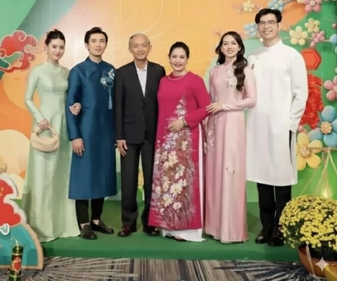 Midu xuất hiện bên bố mẹ chồng là Chủ tịch của tập đoàn nhựa.