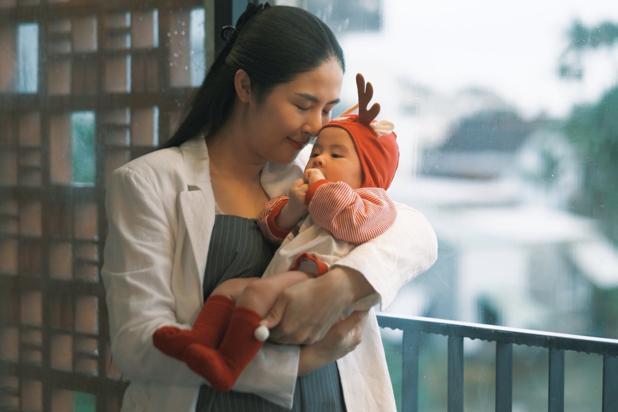 Ngọc Hân lên concept chụp ảnh cho con trai vào những dịp lễ.