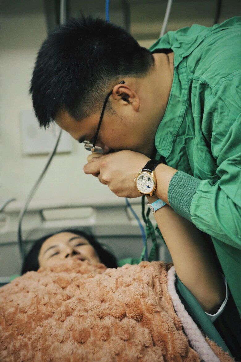 Anh xúc động trong khoảnh khắc vợ vượt cạn.