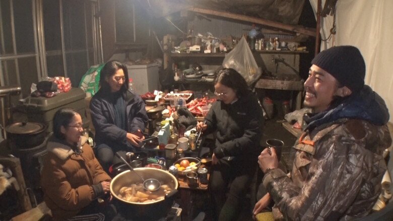 Cuộc sống của anh và 3 cô gái khiến nhiều người ngỡ ngàng.