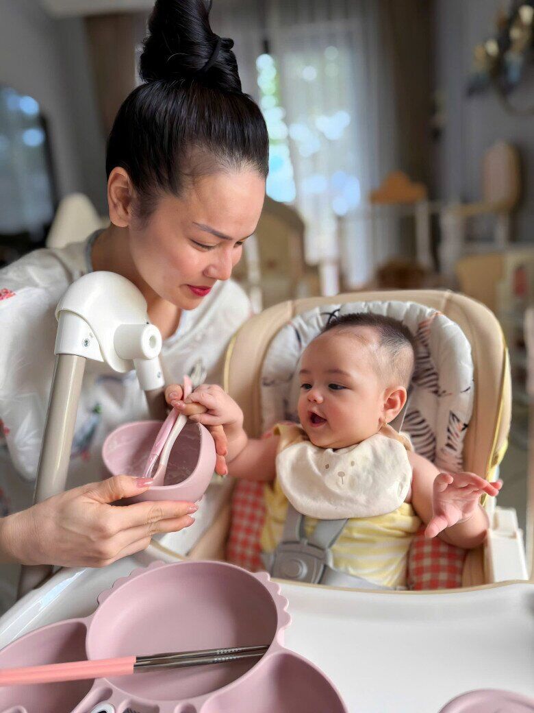 Nhật Kim Anh tự hào khi con gái ăn dặm tốt.