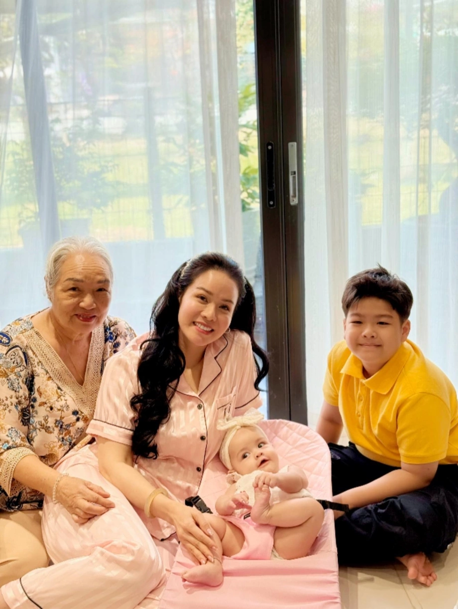 Ở tuổi 40, Nhật Kim Anh có cuộc sống giàu có, hạnh phúc bên 2 con.