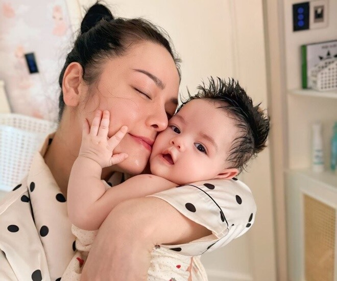 XEM VIDEO: Nhật Kim Anh trổ tài ca hát, nhảy múa để ru con gái ngủ. 