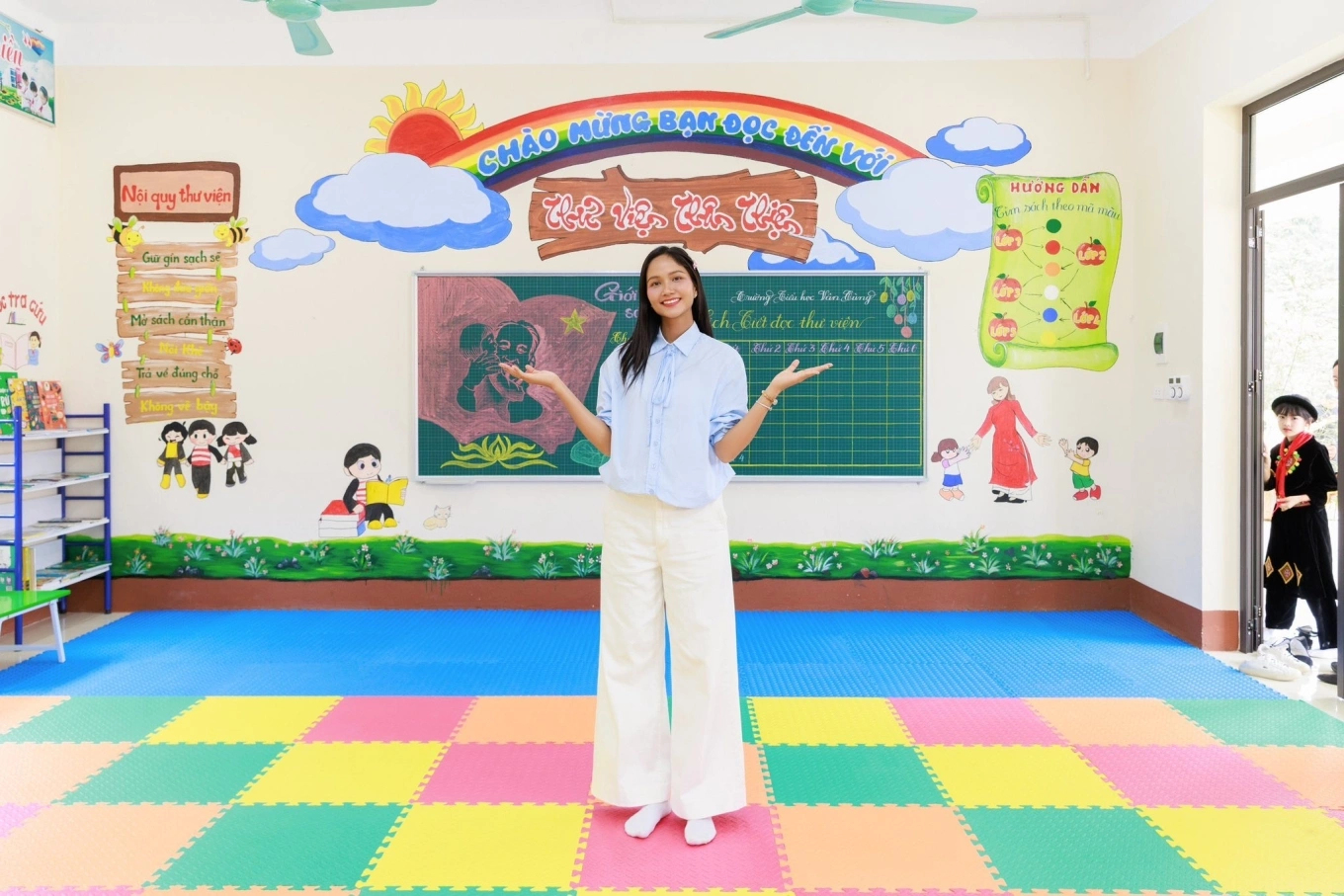 HHen Niê được biết tới là một trong những nghệ sĩ chăm chỉ làm thiện nguyện.