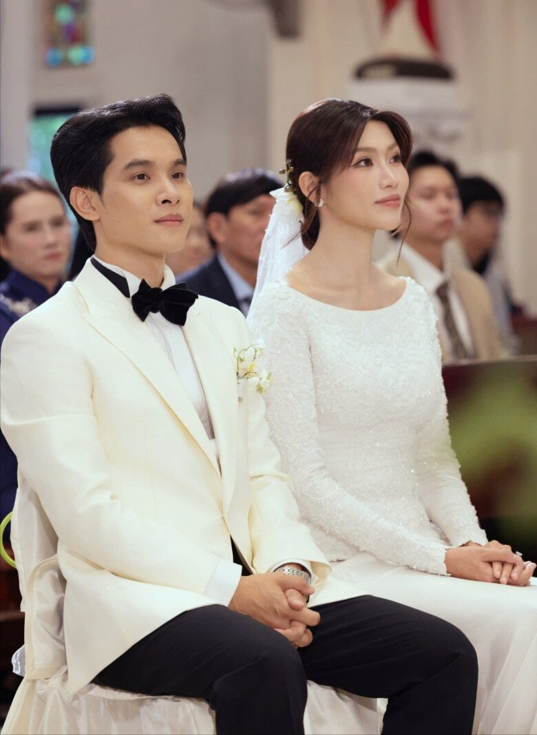 Quỳnh Châu cùng chồng làm lễ cưới tại nhà thờ.