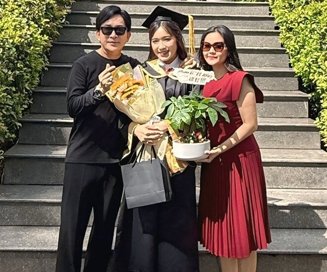 NSƯT Kim Tử Long và vợ đến mừng con gái tốt nghiệp đại học.