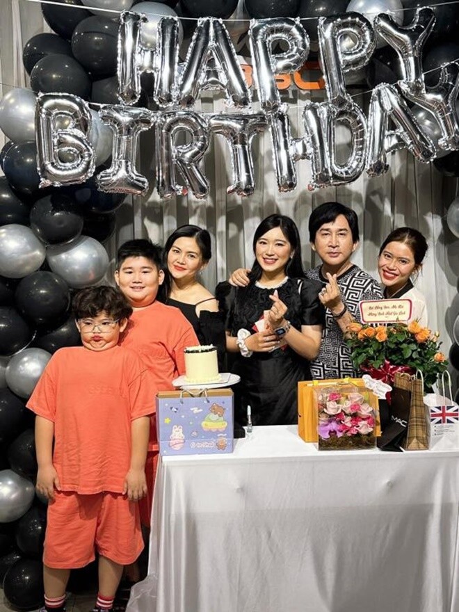 Trinh Trinh và NSƯT Kim Tử Long cùng 2 con trai có mặt trong tiệc sinh nhật của Gia Linh.