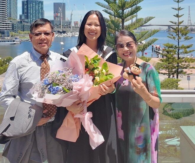 NSƯT Minh Trang rạng rỡ trong ngày tốt nghiệp của con gái.