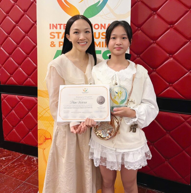 Bà xã của Phan Đinh Tùng cũng có mặt để ủng hộ ái nữ.