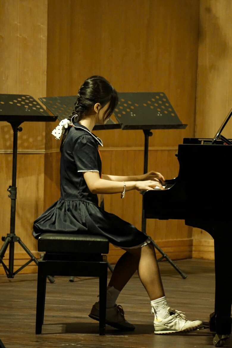 Noel thể hiện sự tập trung khi trình diễn trên sân khấu.