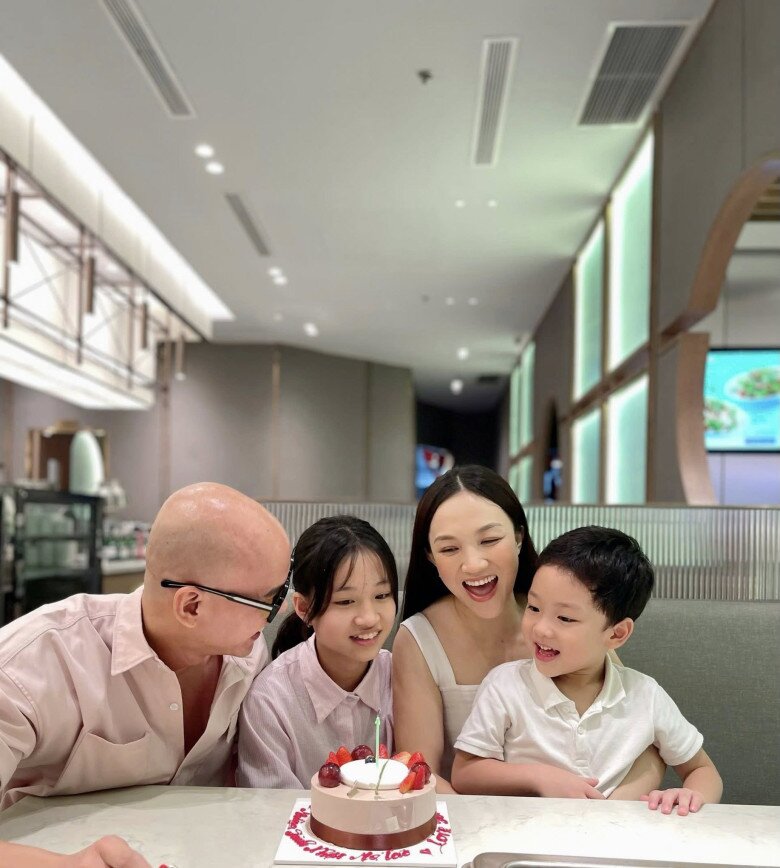 Gia đình hạnh phúc đủ nếp, đủ tẻ của nam ca sĩ khiến nhiều người ngưỡng mộ.