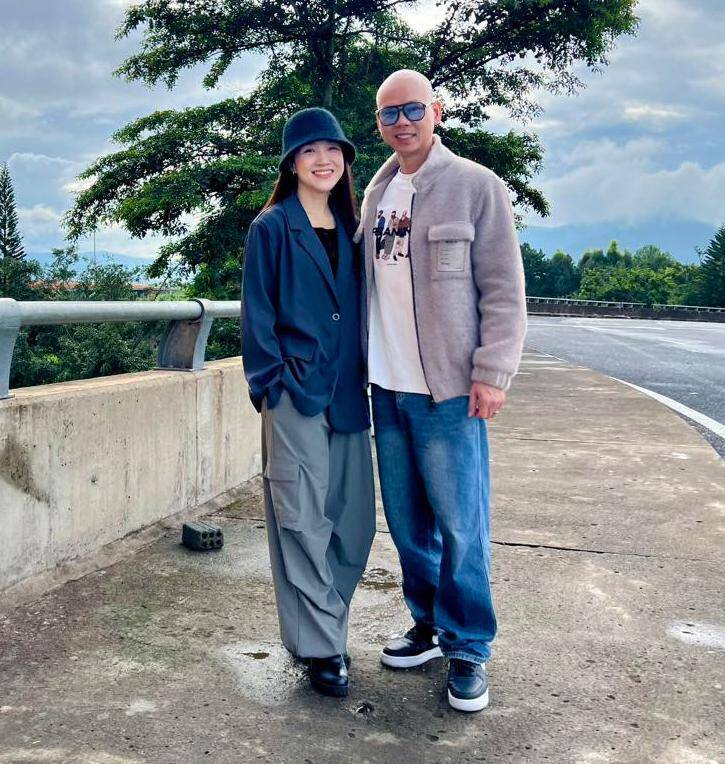 Vợ chồng Phan Đinh Tùng rất đẹp đôi, không rõ khoảng cách tuổi tác.