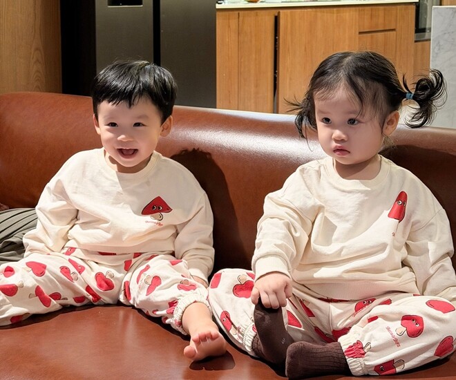 Sam thường cho cặp song sinh mặc trang phục đôi.