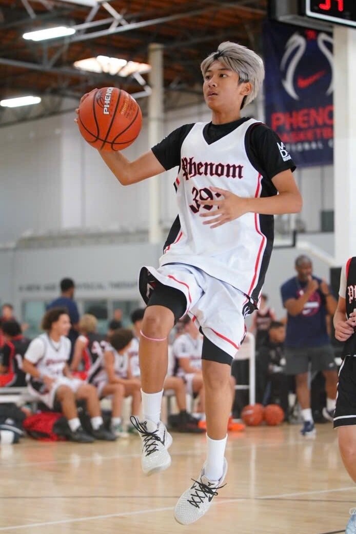 Kỳ Anh đam mê chơi bóng rổ, tham gia nhiều trận đấu ở nước ngoài.