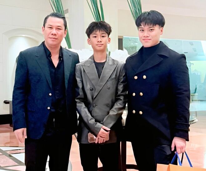 Kỳ Anh bảnh bao bên cạnh bố và anh trai chung nửa huyết thống.