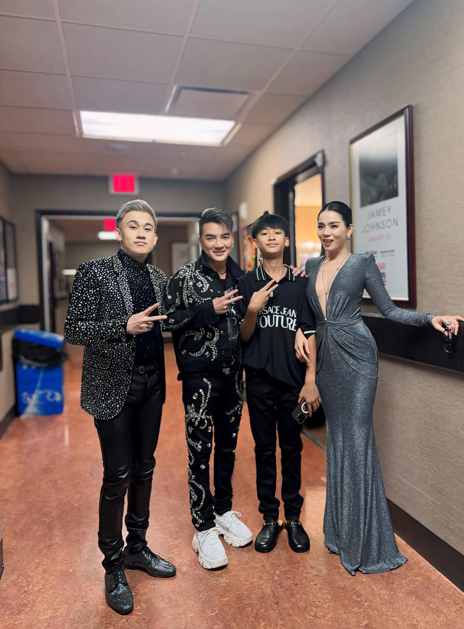 Kỳ Anh gặp gỡ nhiều nghệ sĩ nổi tiếng trong showbiz.