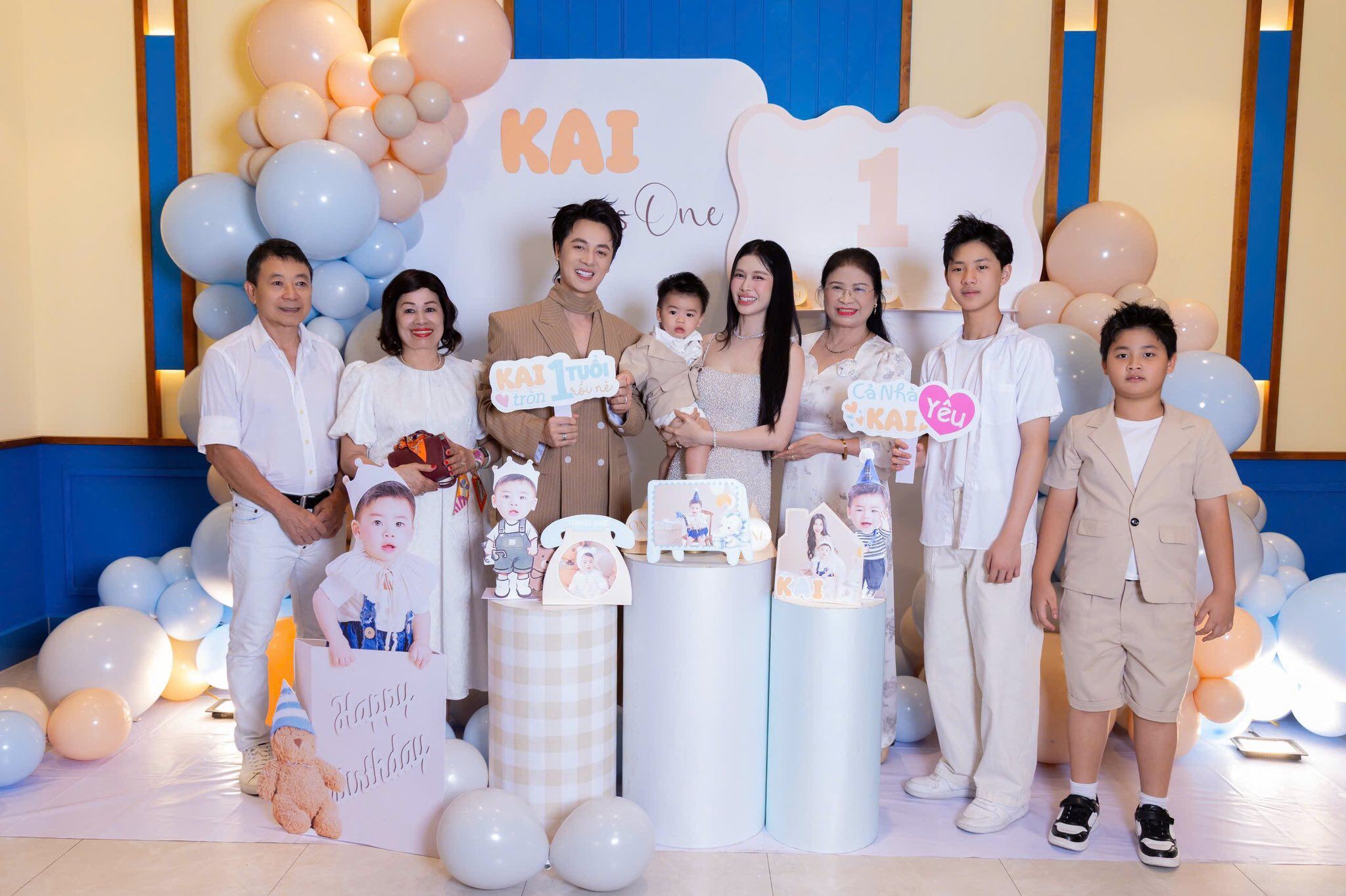 Gia đình nội, ngoại có mặt đầy đủ trong tiệc thôi nôi của bé Kai.