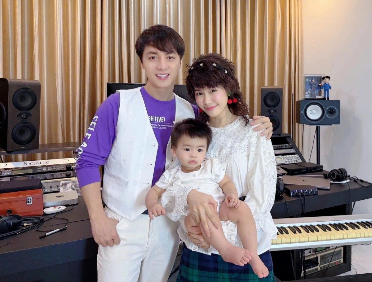 Vợ chồng Đăng Khôi hóa trang thành tạo hình tuổi teen để kỷ niệm ngày cưới.