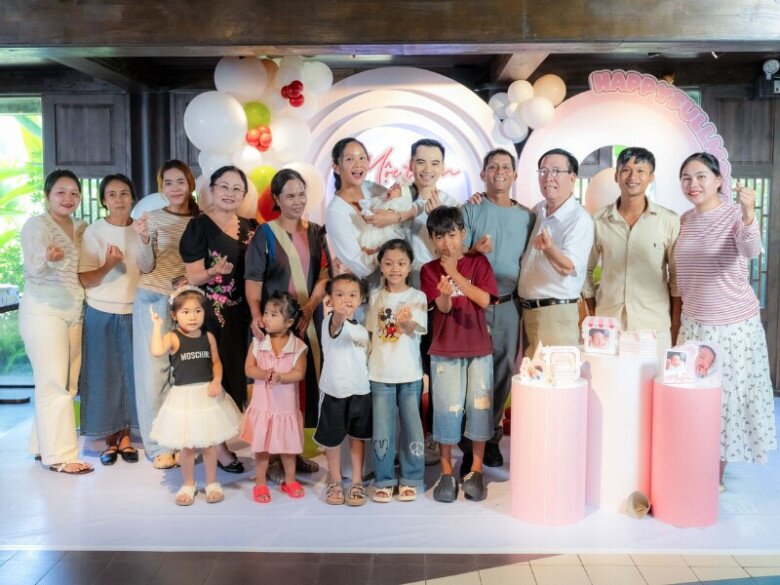 Gia đình nội ngoại và bạn bè thân thiết có mặt trong tiệc đầy tháng của cô bé Mộc Đan.