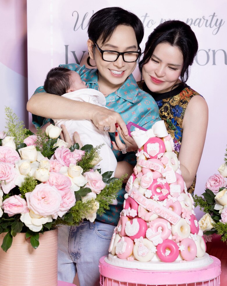 NSƯT Vũ Luân hạnh phúc khi đón con gái đầu lòng.