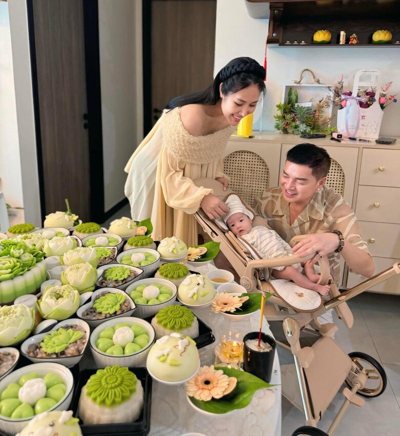 Quang Minh cùng bà xã kém 37 tuổi làm lễ đầy tháng cho quý tử.