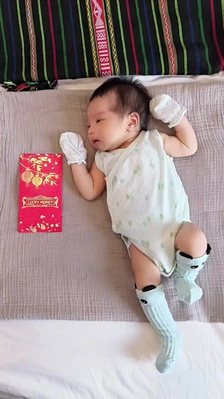 Ái nữ của HHen Niê thừa hưởng đôi chân dài của mẹ.