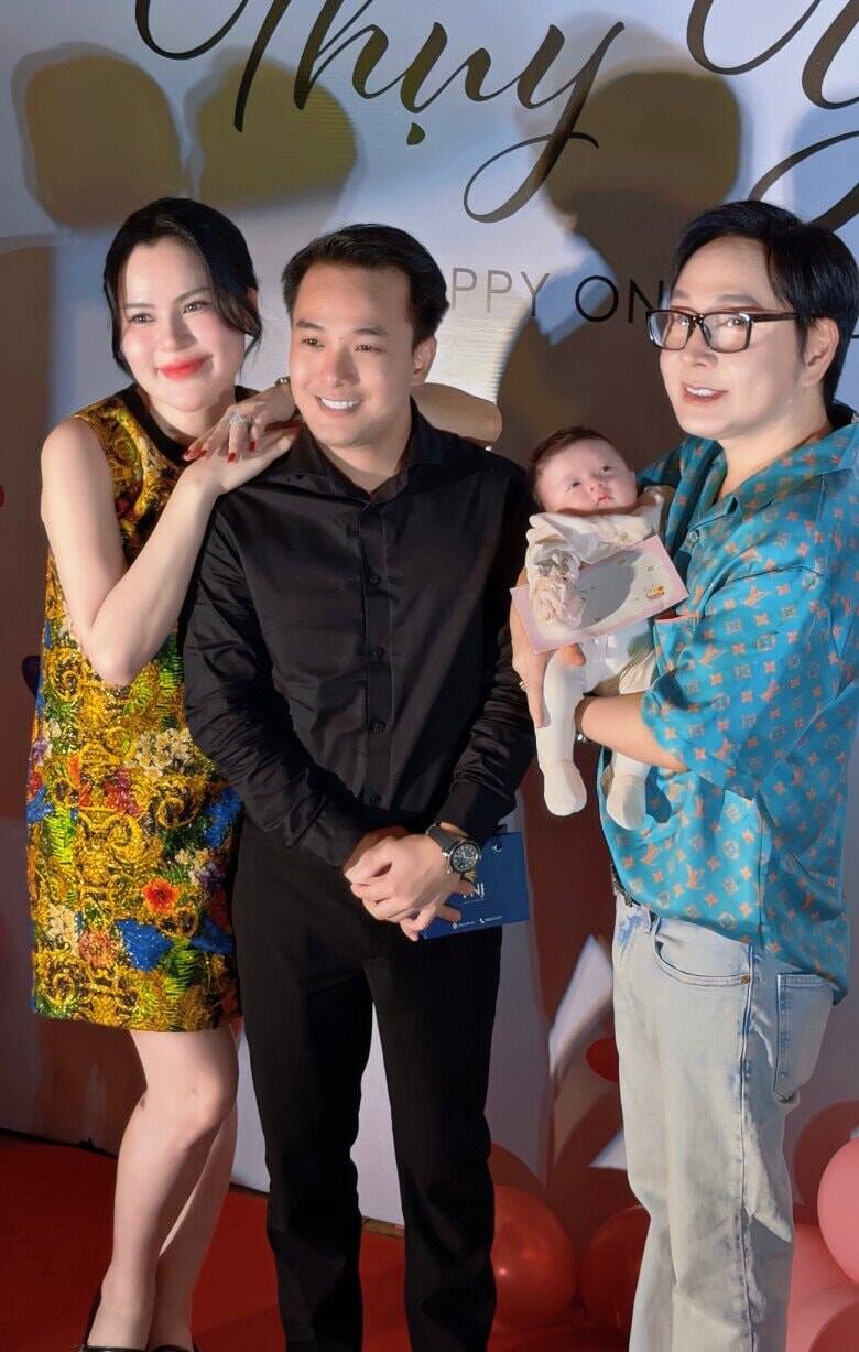 Vũ Luân và Phương Lê sắm sửa nhiều vật dụng đắt đỏ để chăm con gái.