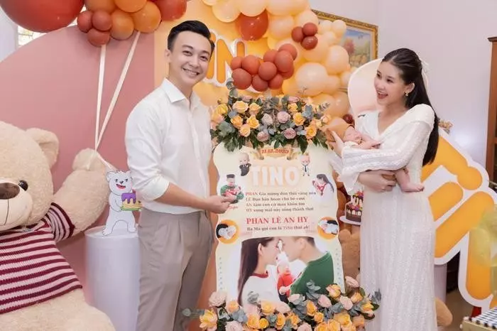 Vợ chồng Lê Âu Ngân Anh chọn dịp đầy tháng để công khai tên thật của quý tử.